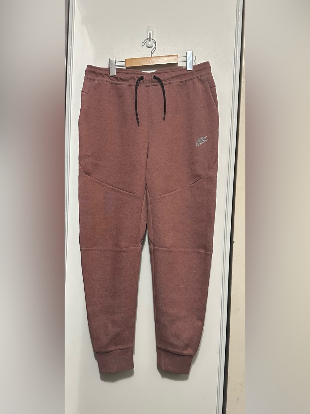 Men’s Nike tech fleece Mauve/Pink Jogger Sweatpants with Silver Swoosh